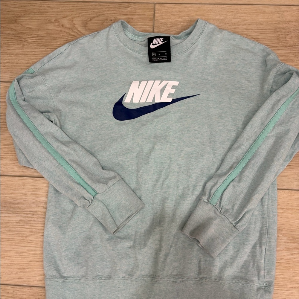 Nike Girls Casual Mint Green Crewneck Sweatshirt with Navy Swoosh. Size M